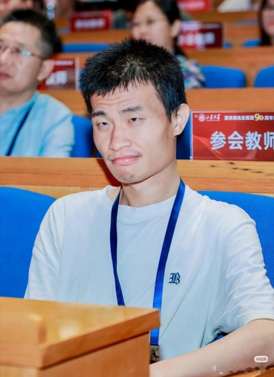 我问我闺蜜：韦神这么厉害，为什么没有女生喜欢他呢？闺蜜白了我一眼：那你就想错了，
