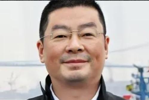 2002年，江苏无锡，某纺织公司小老板陆勇，忙碌一天之后，感觉身体特别疲乏，到了