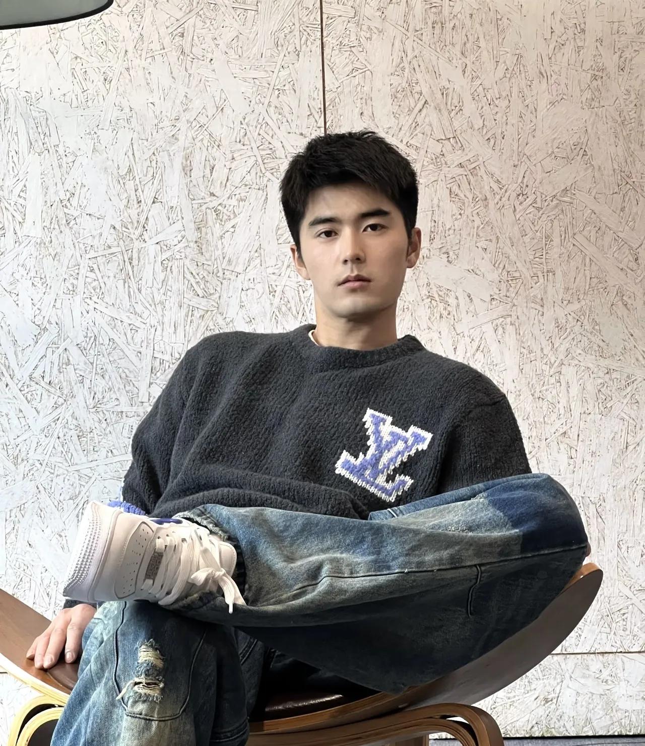 《星光》的投资方现在的心情估计跟吃了苍蝇一样难受新剧刚播一天就被下架，因