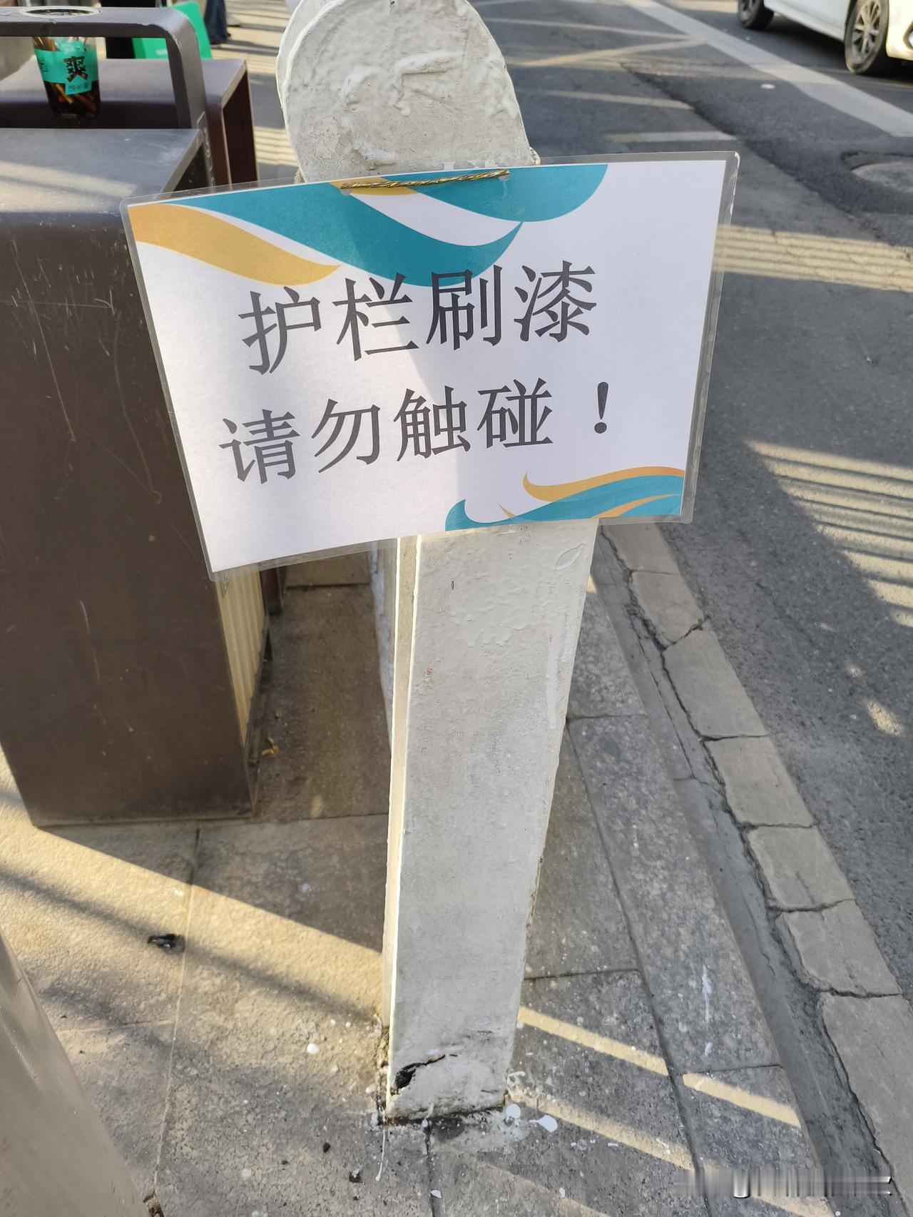 今天19：30下班，我在公交车站，站着等公交车。发现公交车还有很长时间才来。