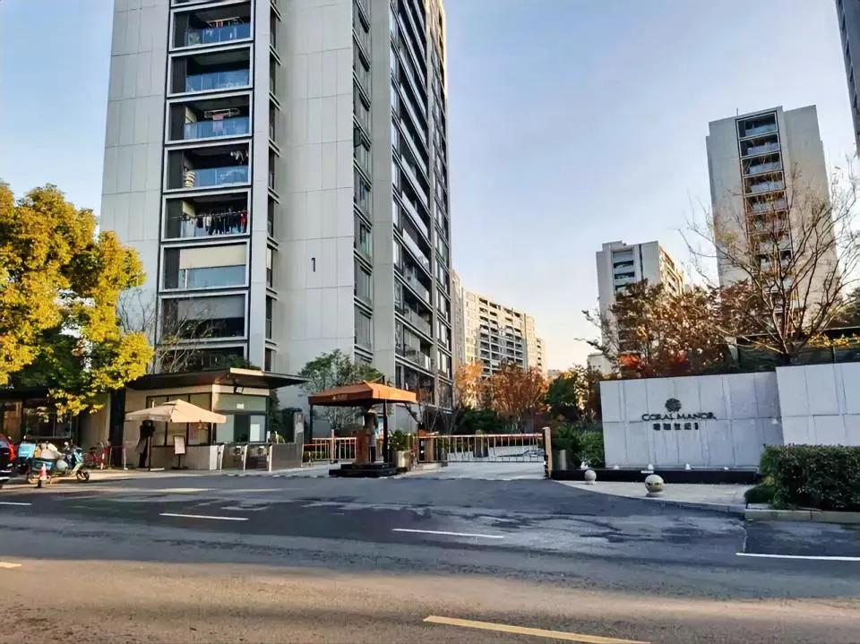 家人们谁懂啊！杭州大红盘业主集体拒交物业费！200多户被前物业起诉，服务差还得