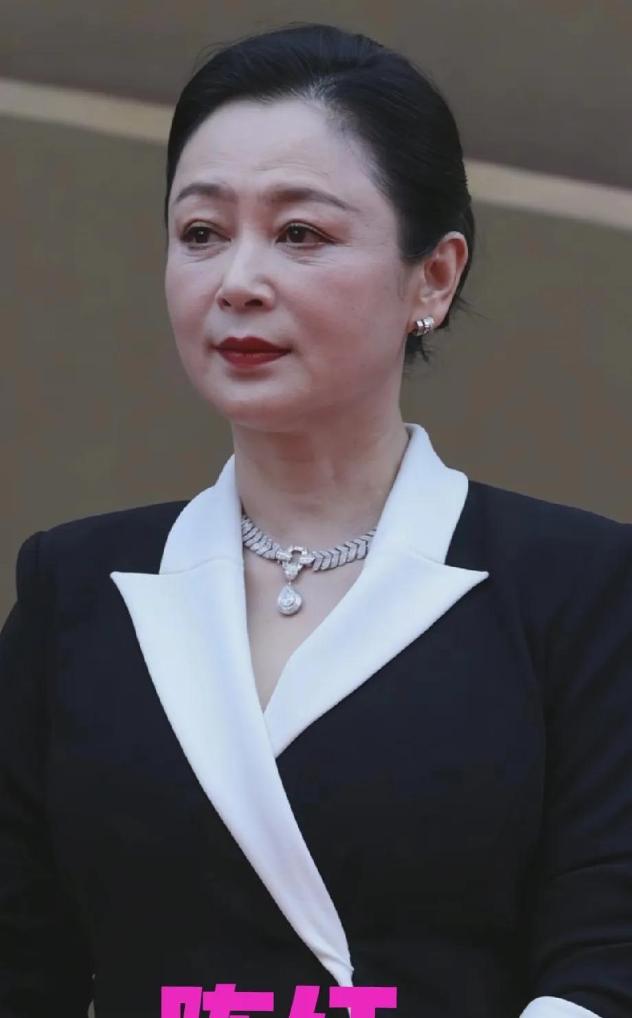 陈红今天涂的是啥牌子的口红？这也太好看了，显得她雍容大气，有一种女王般的气质，把