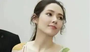 郭碧婷陪患癌父亲去云南放松心情，向佐深夜匆匆赶到：两人不牵手也不说话，素颜的他比