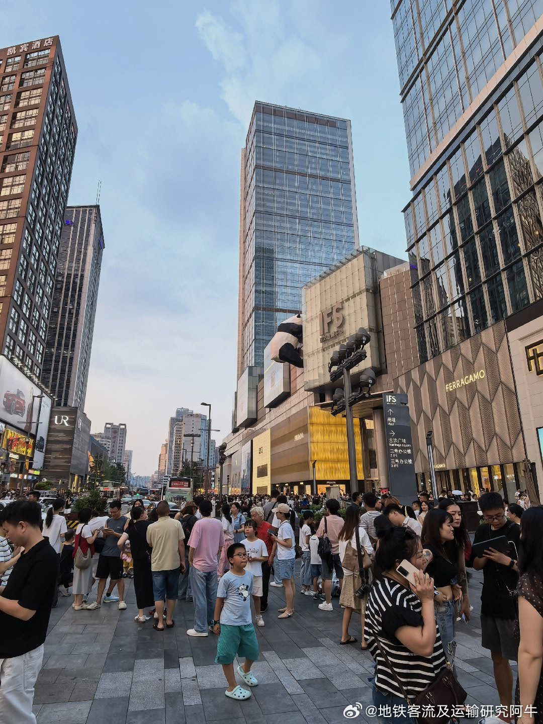 成都地铁网友投稿：2026.8.11（周二，成都晴）。图一，下午14：52，成