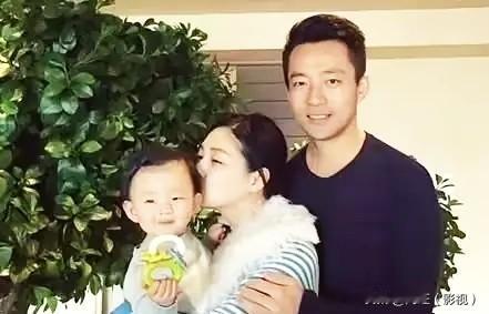 小菲两段婚姻对比照刷屏！同一个男人，两段婚姻，几组合照放在一起，巨大的状态差距