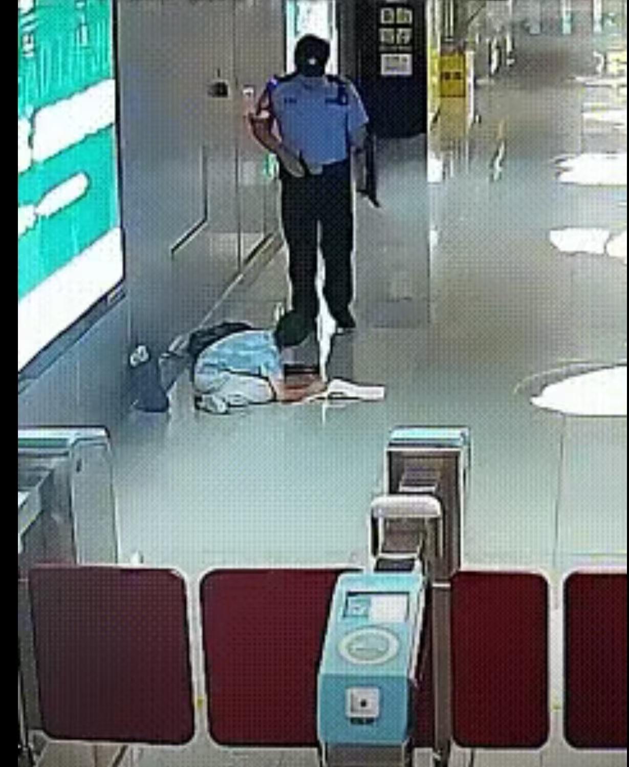 高级的善意自带分寸感，尊重远大于刻意的帮扶。7月22日合肥地铁站，男孩趴在冰凉的