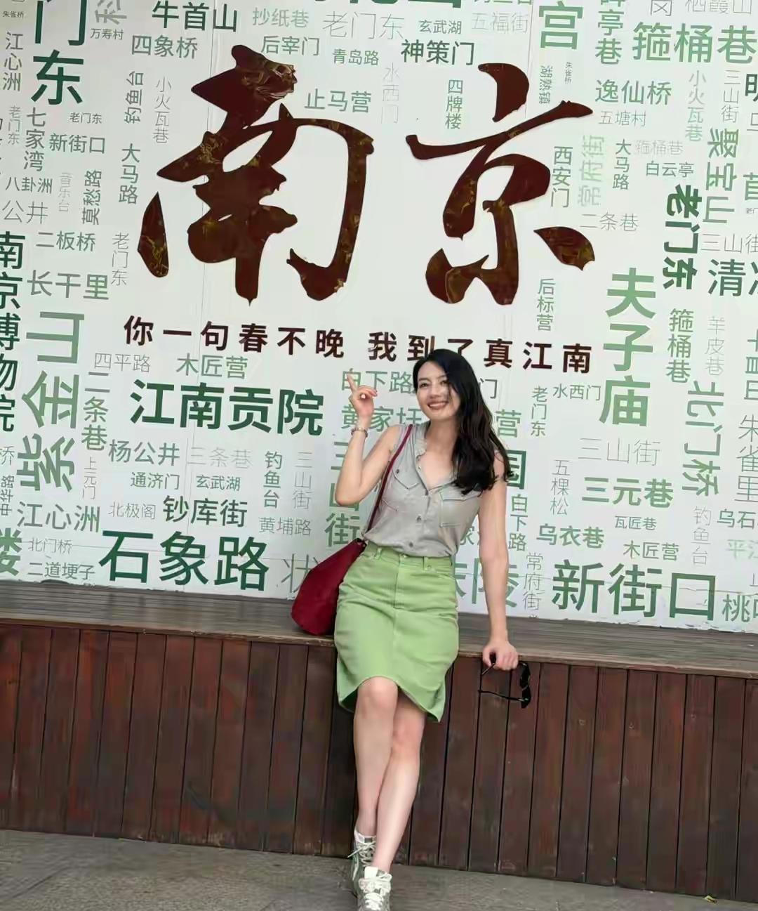 不愧是国民女神！高圆圆这颜值绝了！45+的女人，一身灰绿穿搭，抹茶般的清