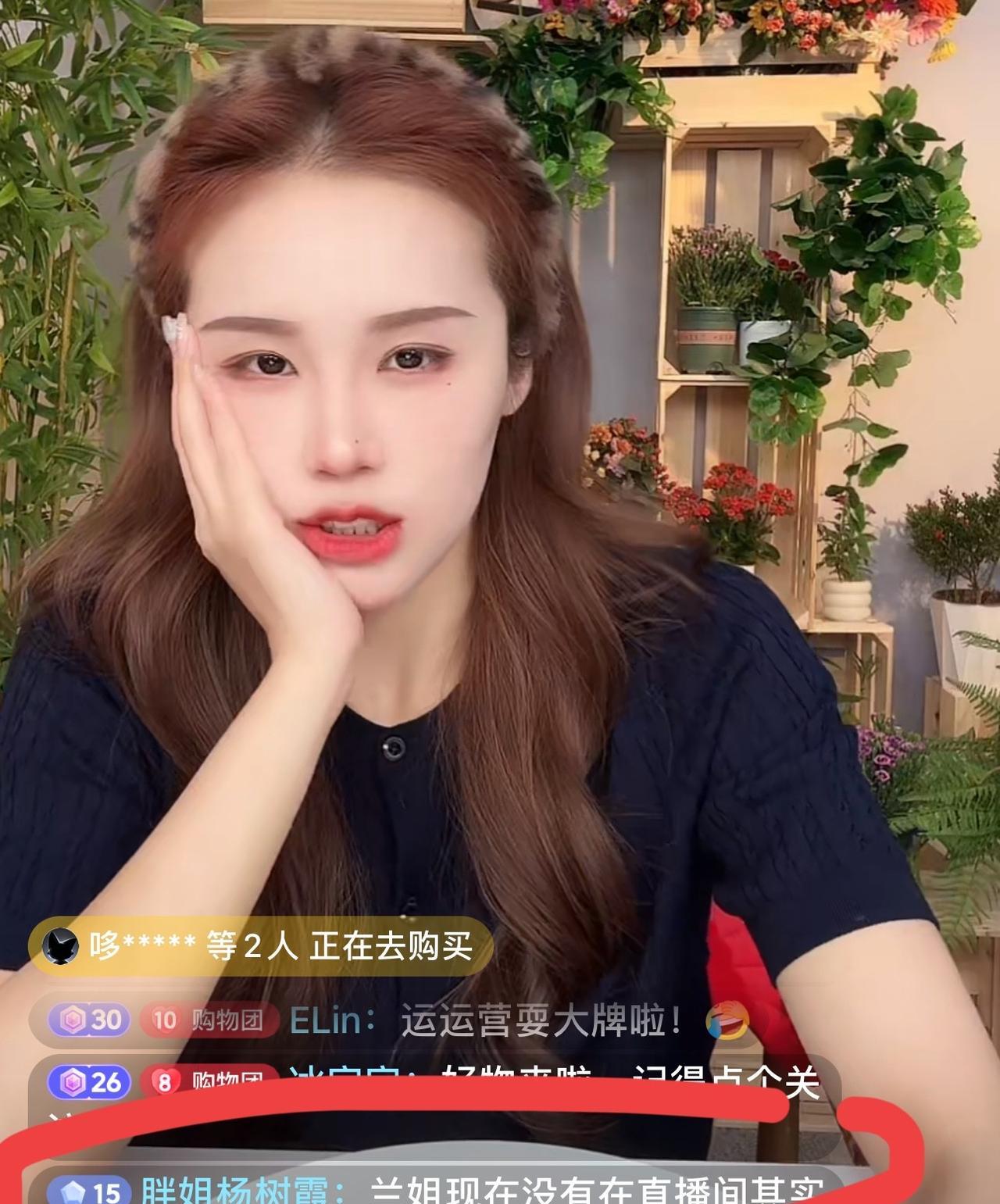 张兰不能再老出去玩了，该抓一抓直播间了，八点档是人最多的时候，看看湛蓝直播间里的