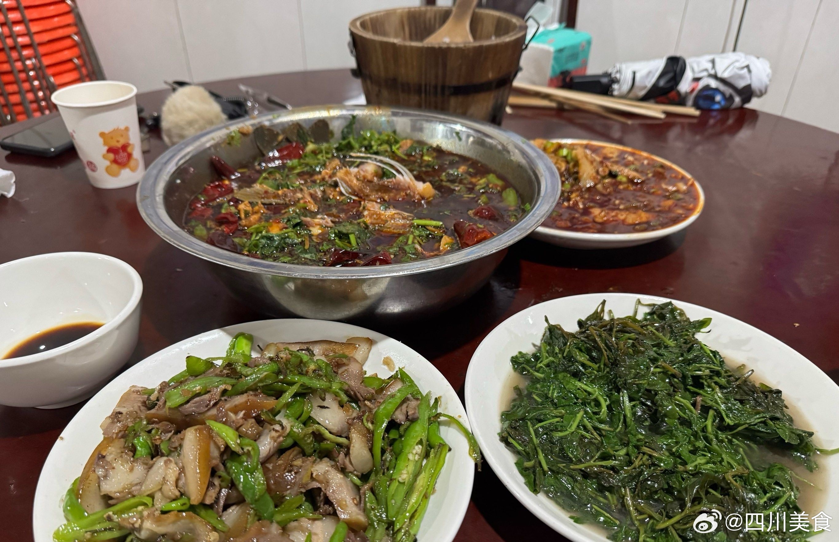 四川吃饭指南成都新津成都老城区里，比起郊区要浮躁得多。所以口味也随着市场需求的