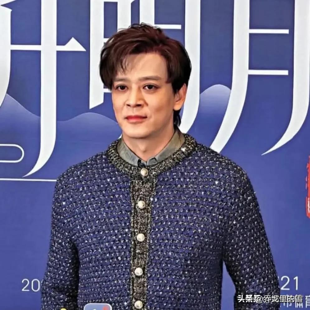 大湾区文艺晚会上的陈晓东居然撞脸毛阿敏了！陈晓东今年51岁了，现在的他和以前