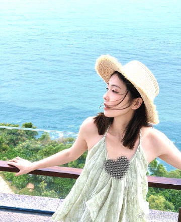 白鹿短发沙滩照白鹿花卉泳装超适配浪花、沙滩与短发白鹿相遇，花卉泳装清新养眼，满