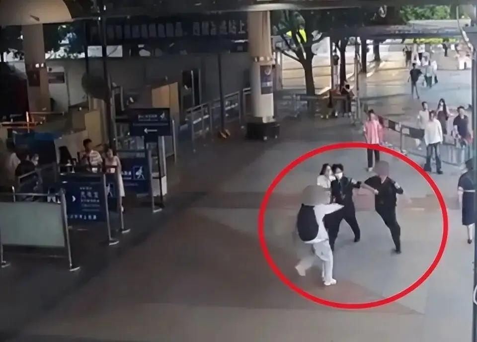 “太猖狂了！”广西南宁，一名大学老师只是没赶上高铁，转身准备出站，谁能想到，等待