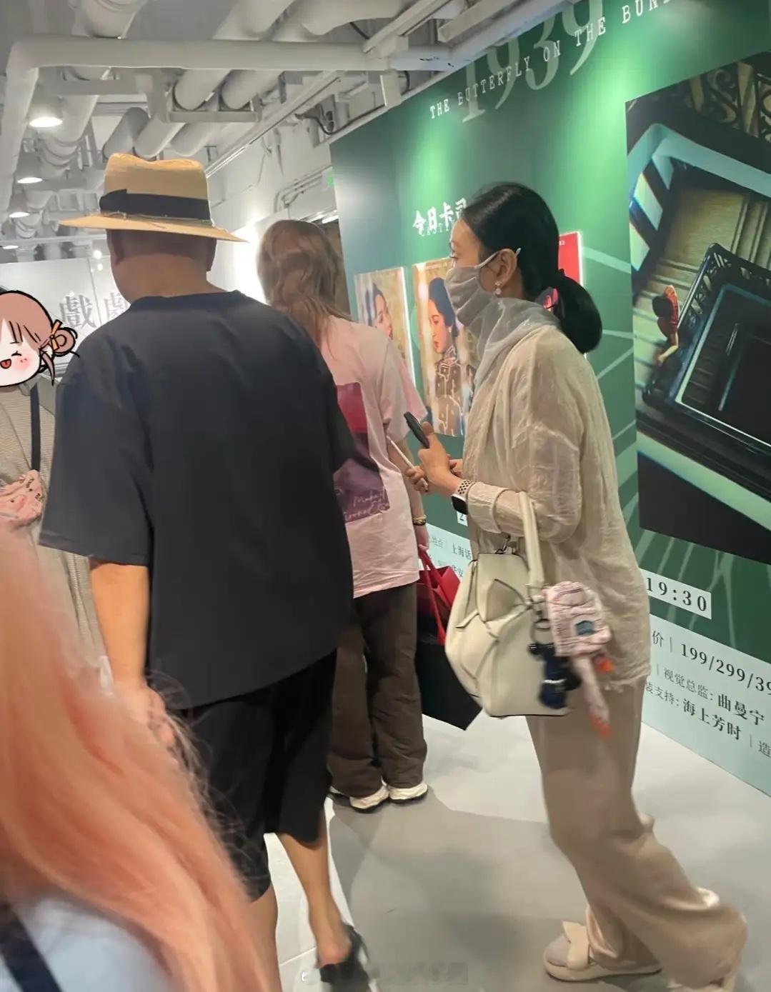 演员陶虹参加家宴，53岁素颜状态好，17岁女儿像爸爸徐峥模样清秀！