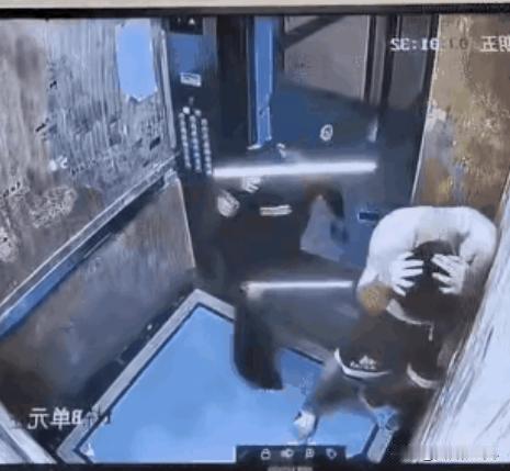 电梯里一个光着上身的醉酒男子扑倒了一个年轻女孩，闻声赶来的保安大叔马上就厉声呵斥
