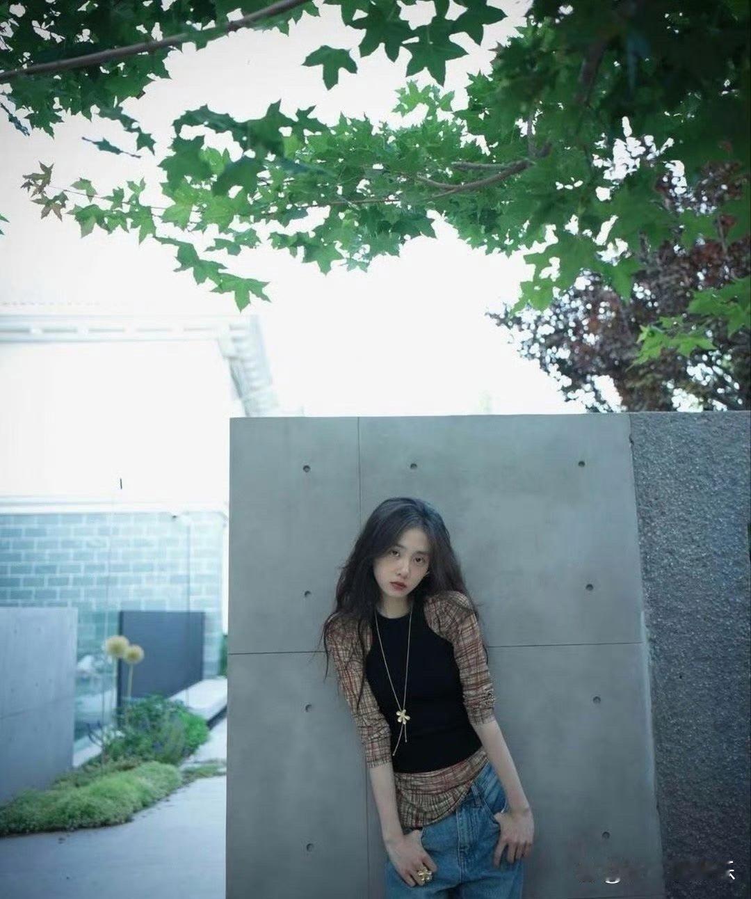 20岁的黄多多真的美得很有灵气，气质干净又文艺，仿佛天生就是为文艺片而生，静静站