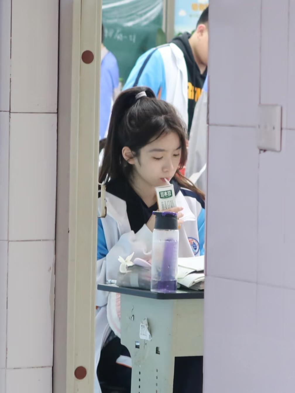 高中坐教室门口的位置🌞，常被同学偷拍📸～这张没摆拍的抓拍✨，是我最爱的