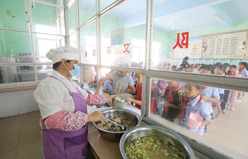 学校要是不提供食堂和住宿，投诉能少一大半。食堂难吃要投诉，油大盐多要投诉，涨
