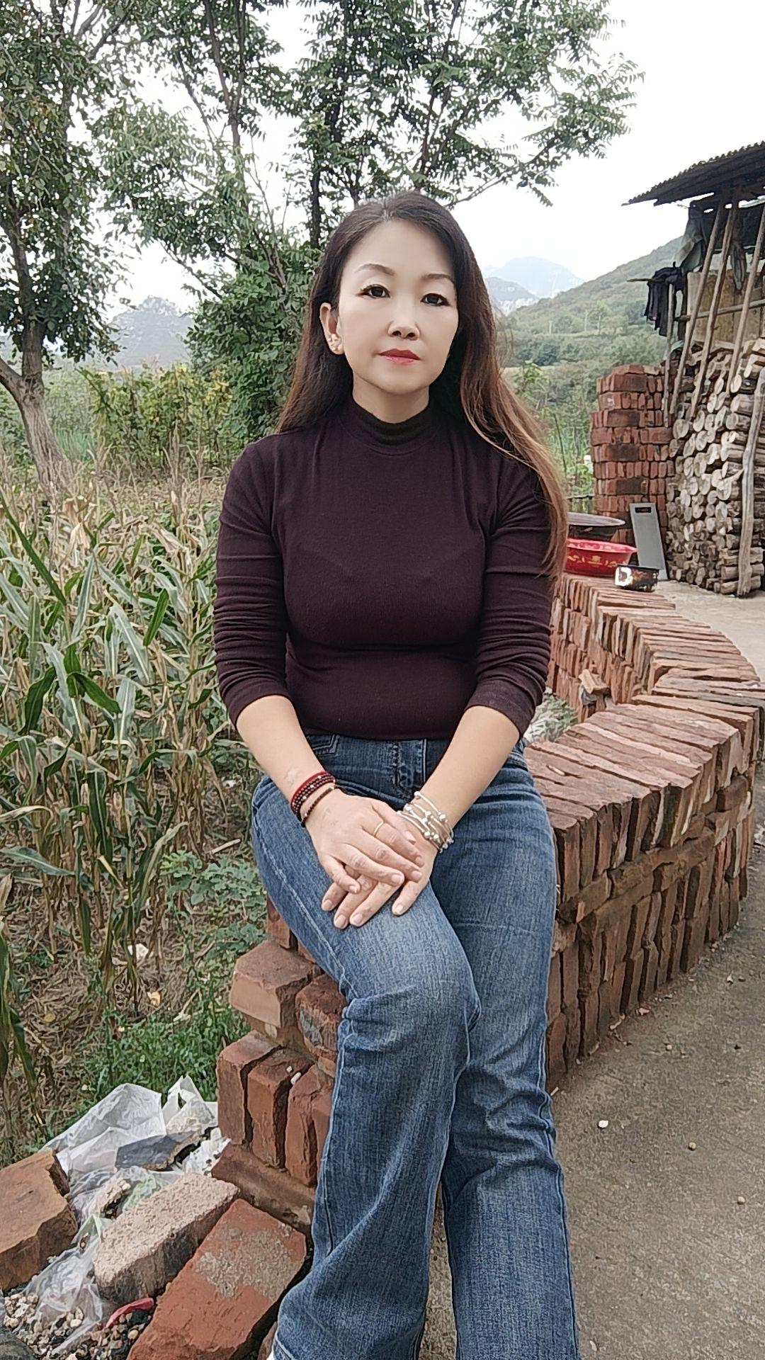 最好的关系就是，一个愿意哄一个愿意低头，爱才可以继续，一个在闹一个在笑...
