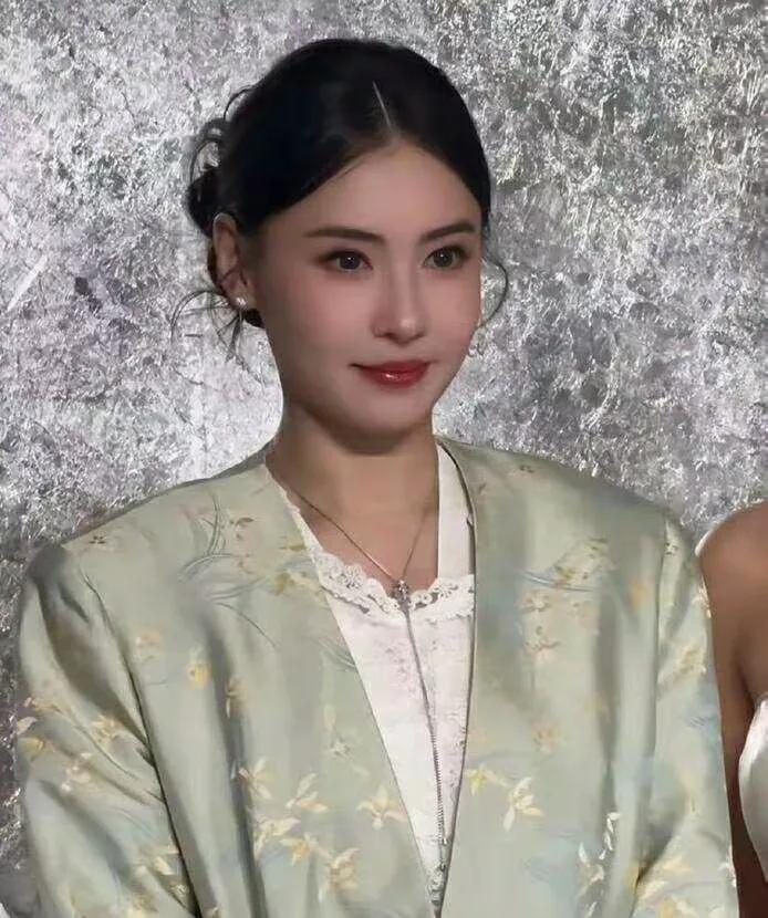 张柏芝美貌的含金量还在上升呀！一身新中式亮相直接把内娱给惊呆了，这过去这么多