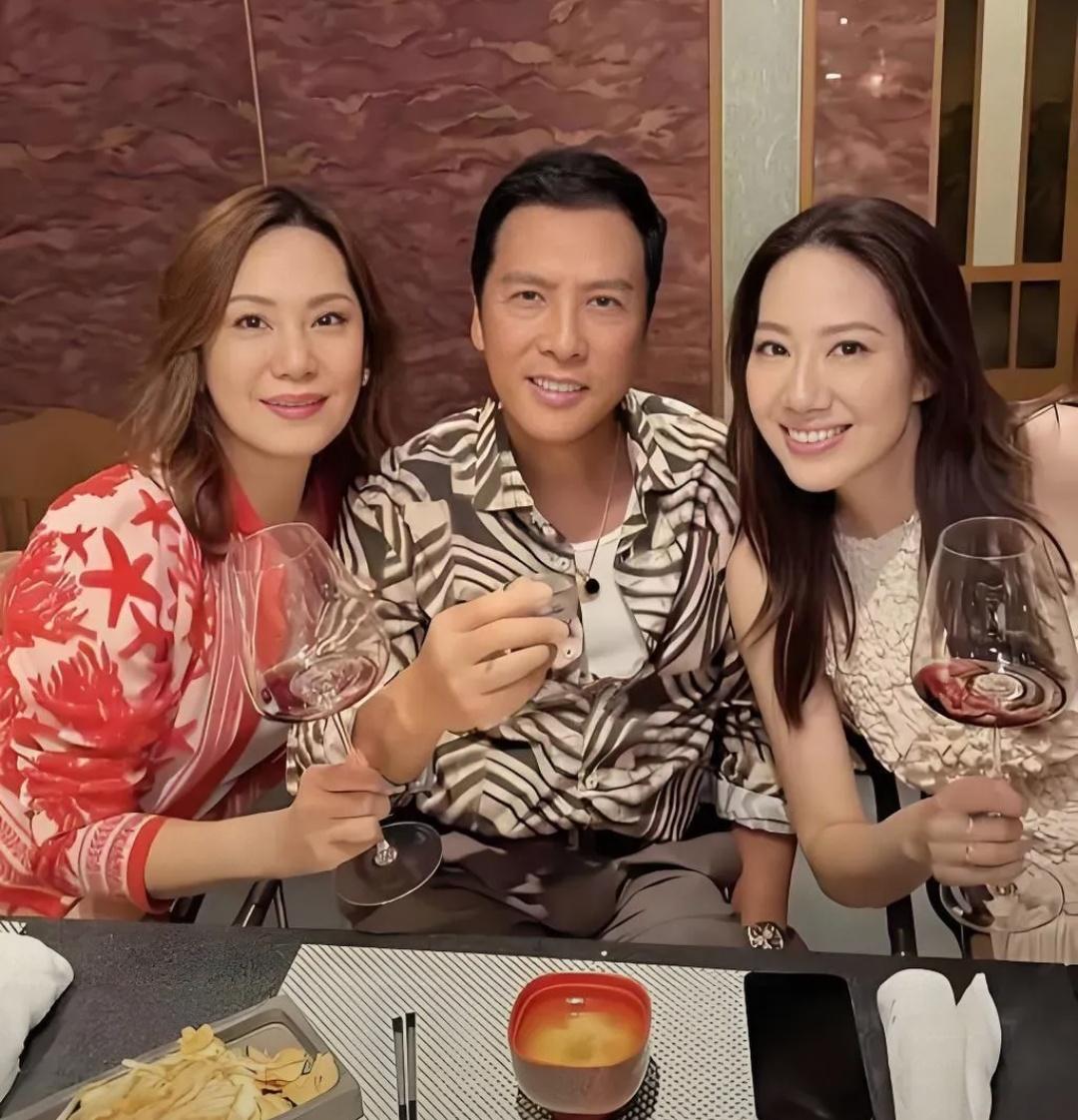 甄子丹为岳母徐莉君庆68岁生日，岳母是真年轻，看着比女儿还气质。这张照片拍