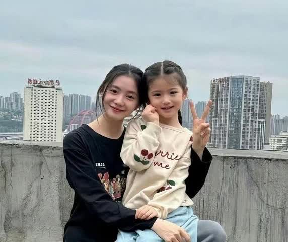 刘浩存和周也的头跟小孩的差不多。好优越的头身比。