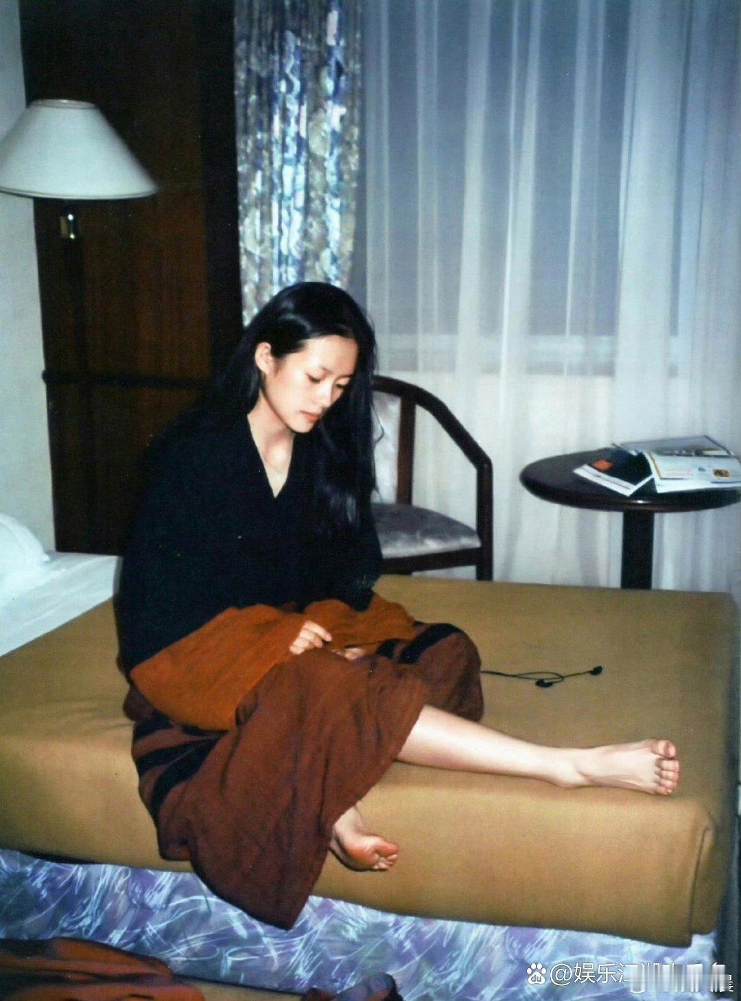 章子怡早期的胶片旧照太戳人！青涩里藏着灵动，娇憨中带着几分倔强，哪怕隔着这么多年