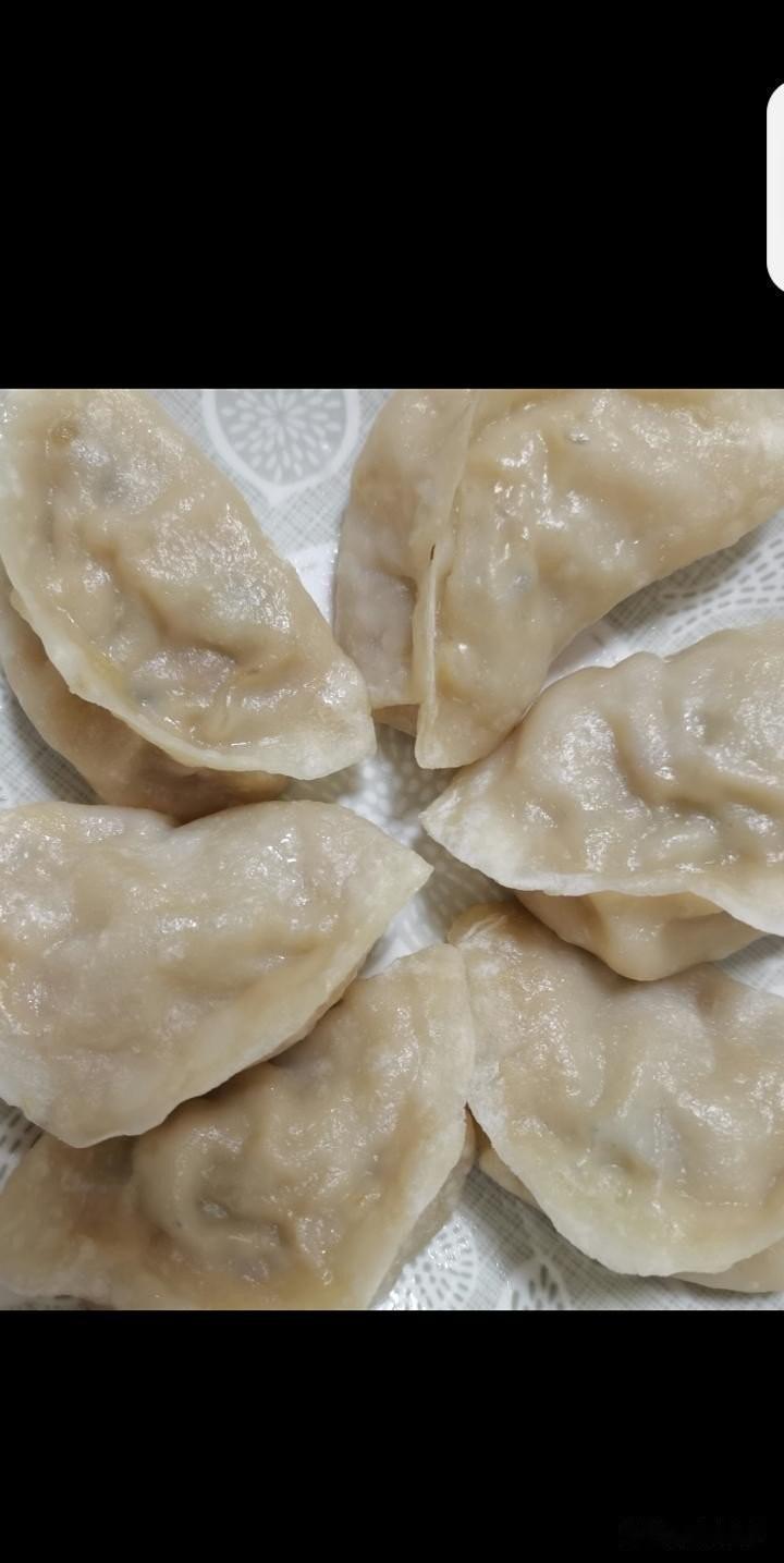 老伴吃了十二个烫面蒸饺，血糖飙到18.8。你说这饺子是死面的，死面比发面升糖慢。