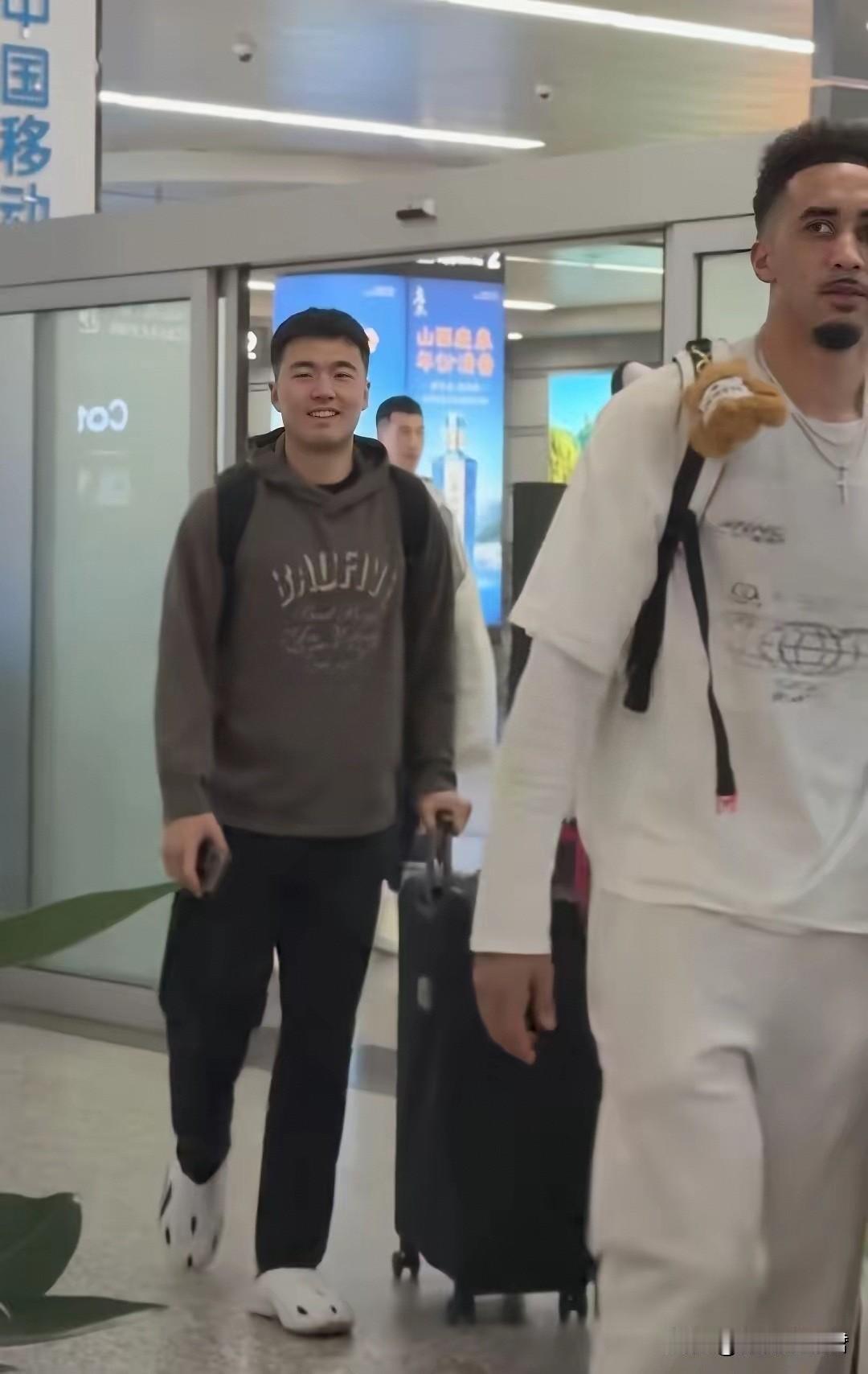 张文逸要请客吃饭！跟随广东男篮回到山西太原后，张文逸在走出机场时非常兴奋！这位