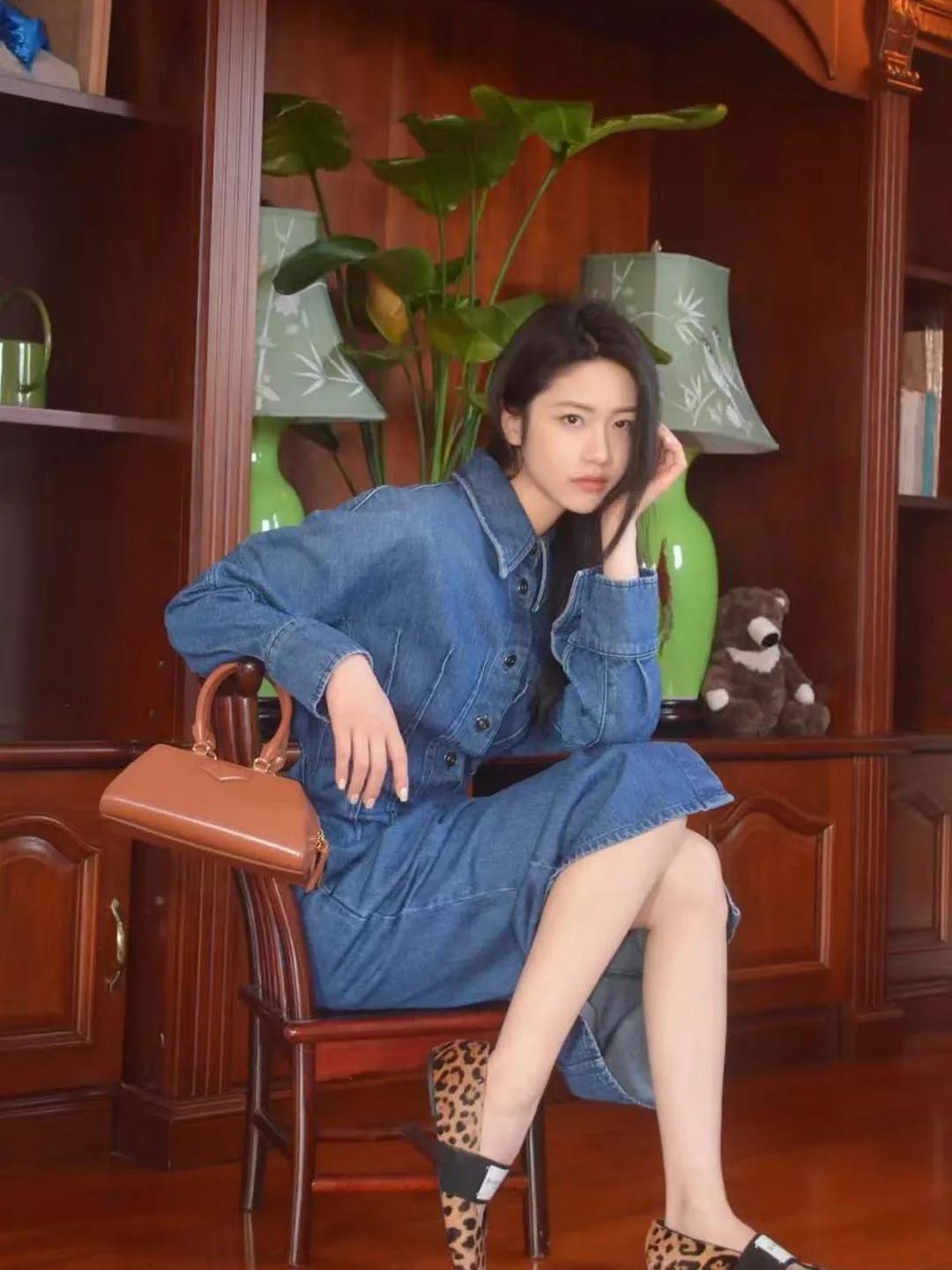 向涵之的复古感穿搭太会了！💙牛仔连衣裙自带随性又利落的腔调，收腰设计刚好