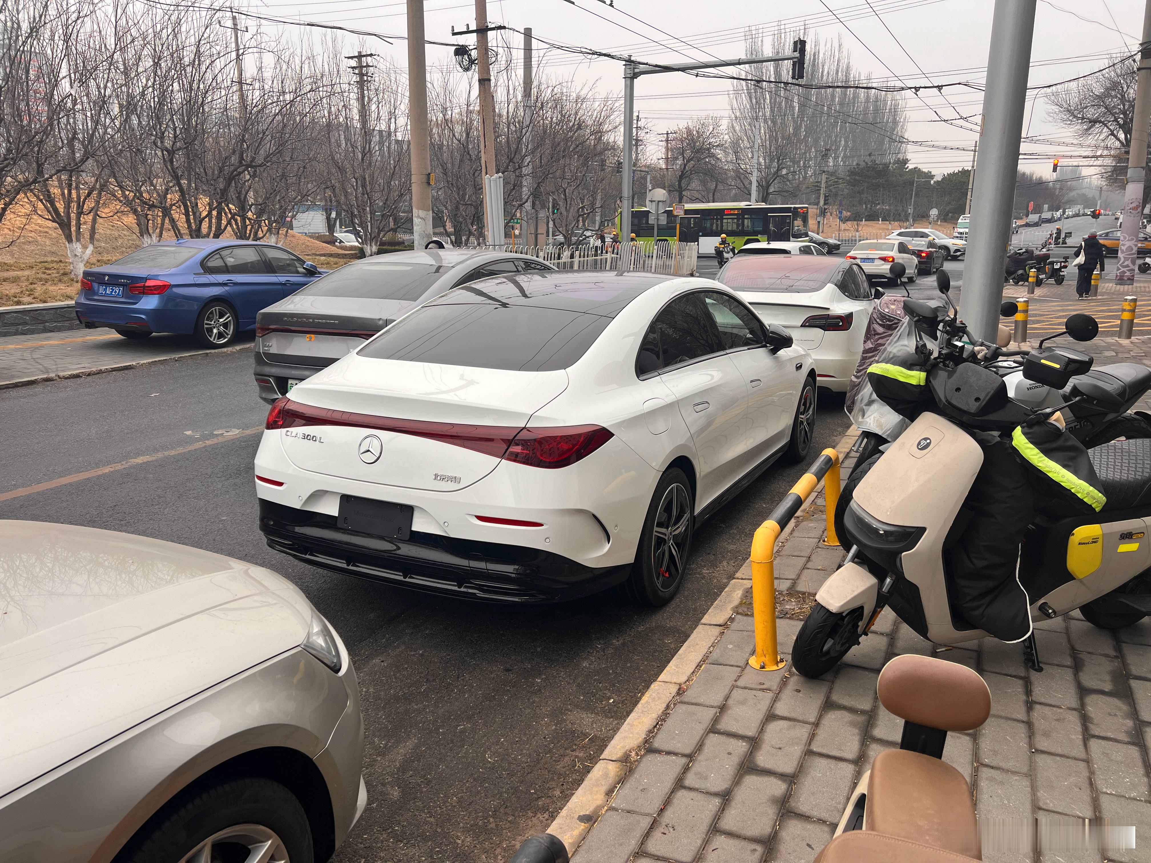 在路上第一次见到了全新的这个奔驰CLA纯电，我才意识到这车已经上市了……妇科聊汽