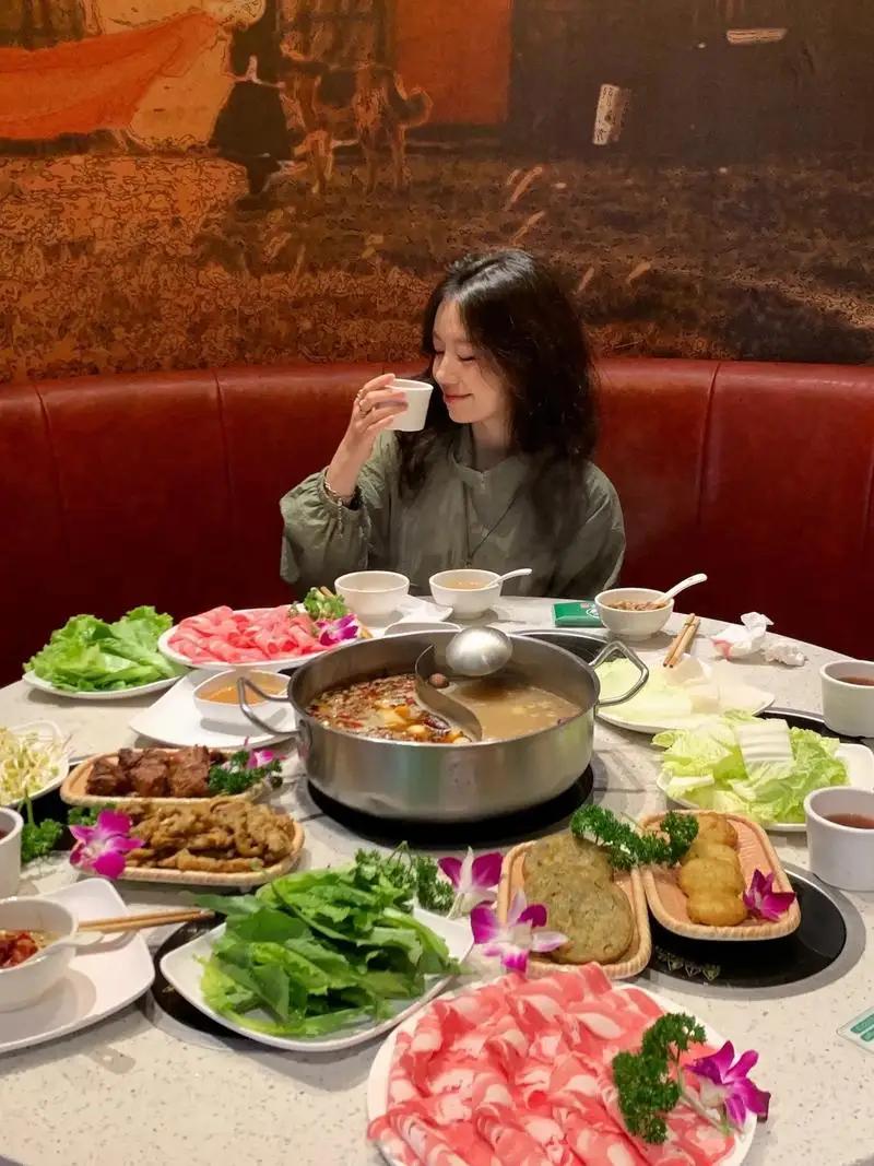 姑娘想让大姐帮忙介绍她跟王哥认识，直言不讳的说想嫁给王哥。大姐难答应，说姑娘异