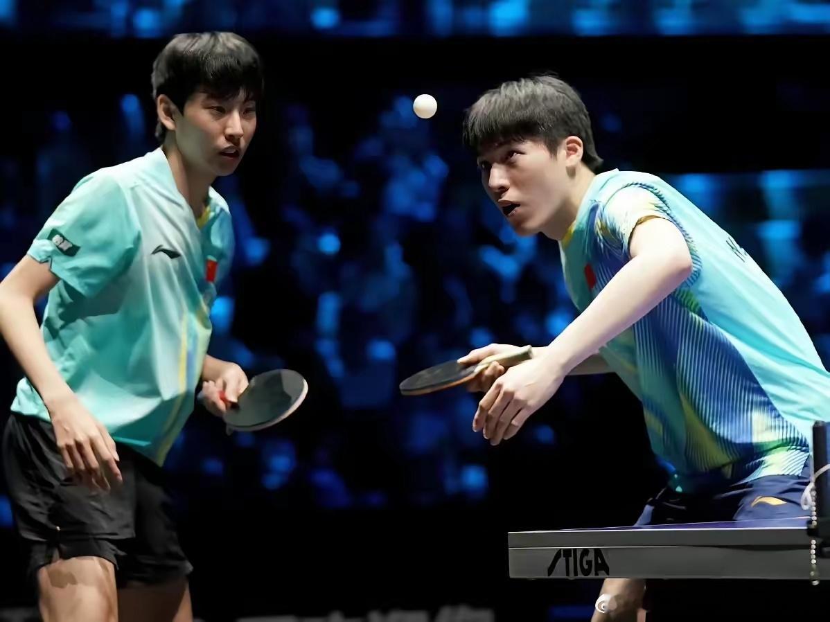 笑死我了，这场男双显得温瑞博好成熟，温瑞博还会安慰安慰丢球的弟弟。温瑞博李和宸夺