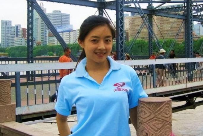 2015年，四川电视台女主播佟瑶，吃完饭回宾馆途中，实在尿急，就停下车钻进路旁灌