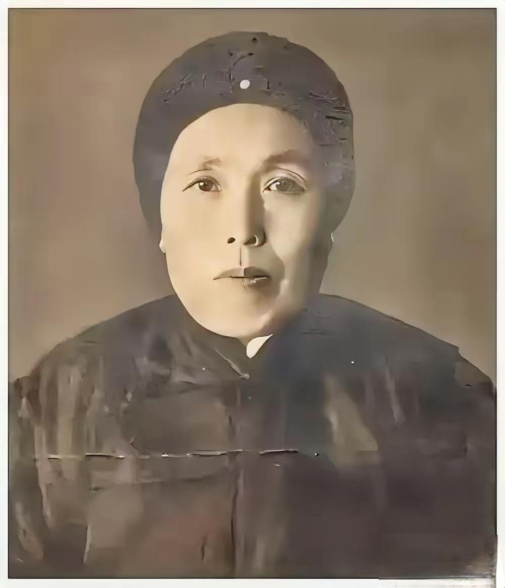 1891年，16岁的张作霖落难乞讨，孙寡妇看中了他，解开衣扣，掏出一块腰牌给