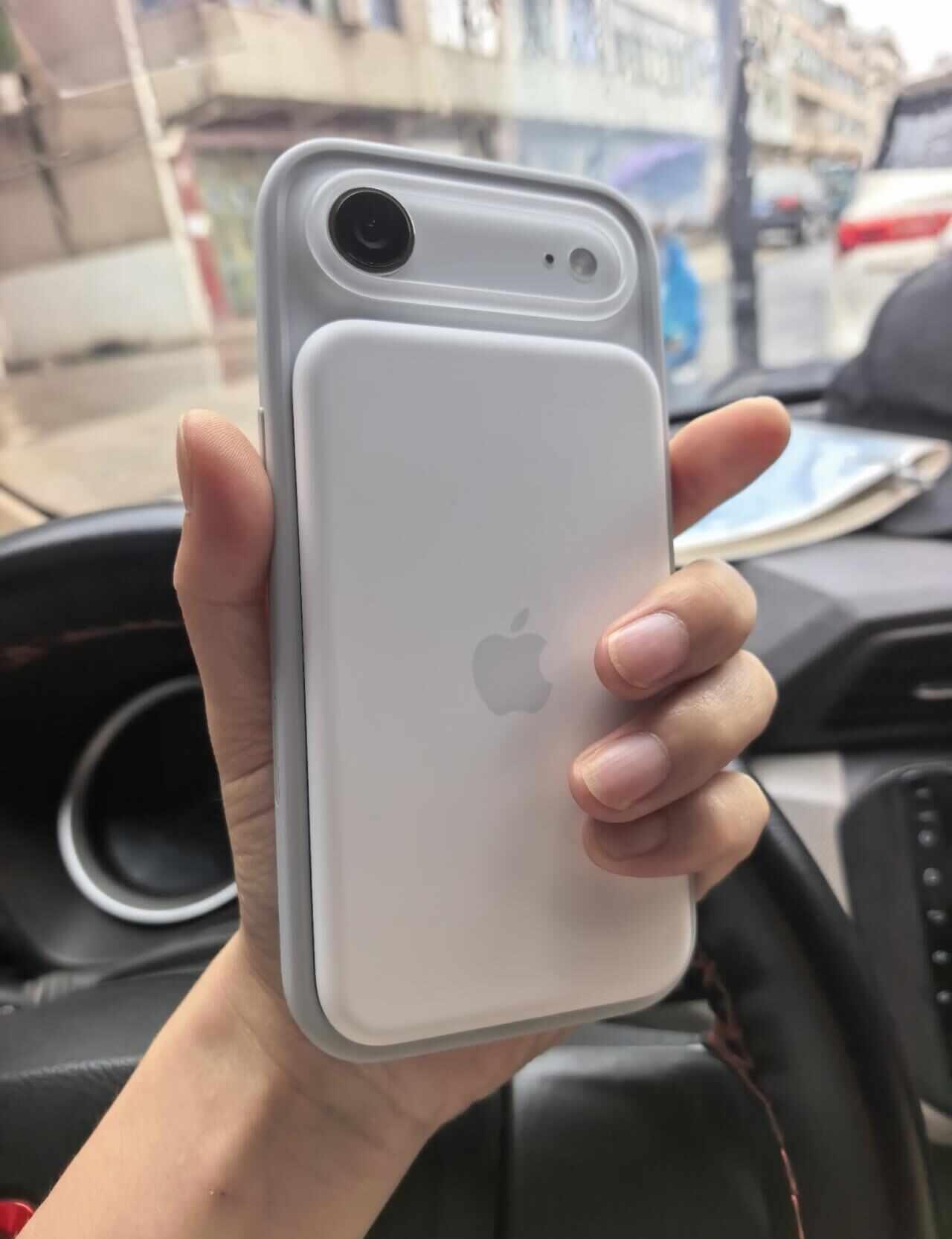 iPhoneair完全体重是真的重了[汗][汗][汗]iPhone
