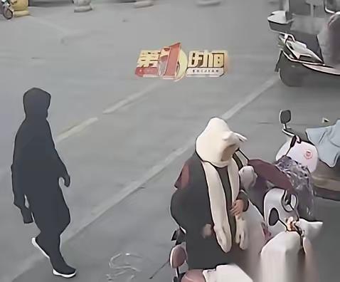 河南信阳这起偷窃，看得人后背发凉。女的刚把一万二的新手机塞进大衣兜里，一转身，