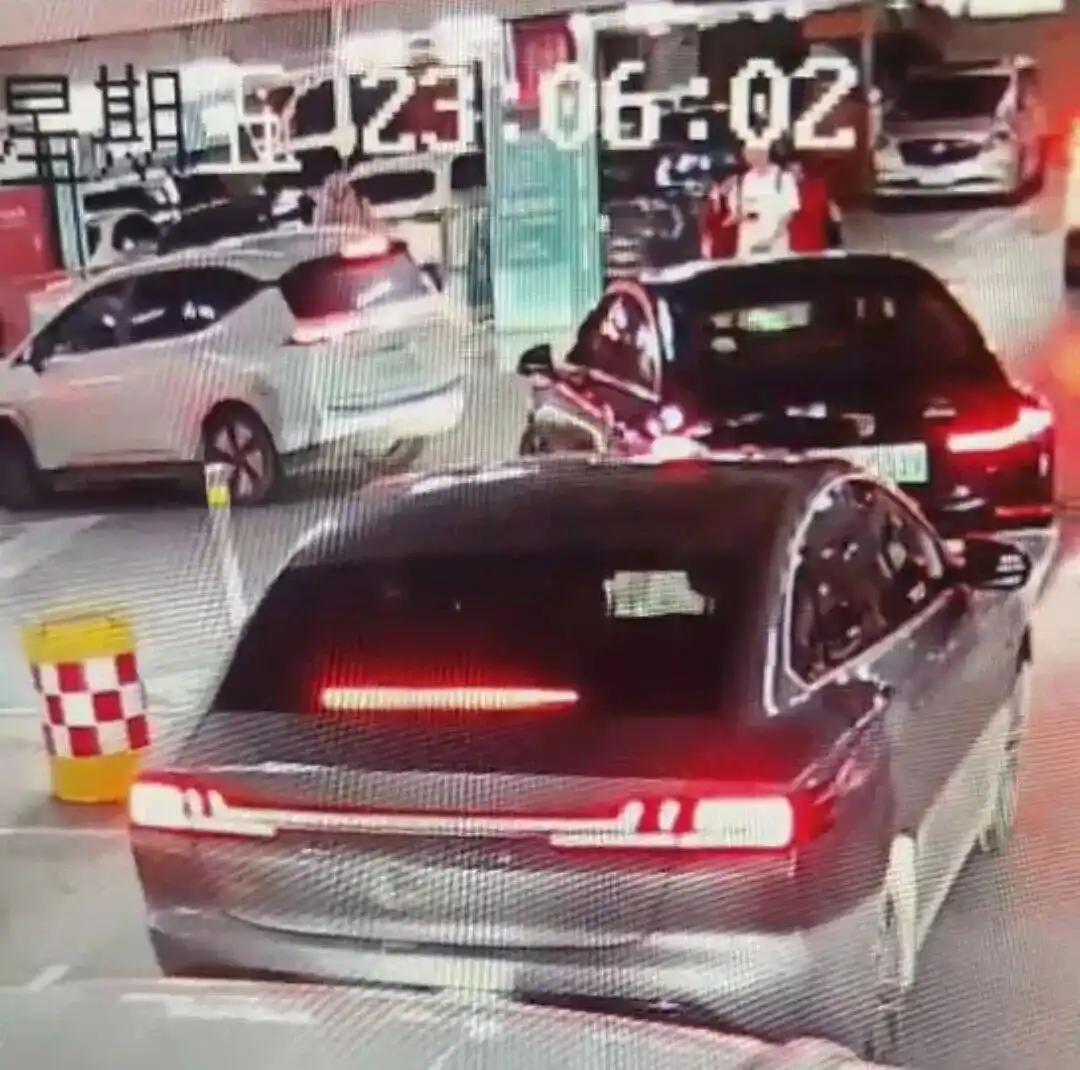 上海，一名男子打网约车，接单的是一辆白色特斯拉，到了之后却是一辆灰色比亚迪，男子