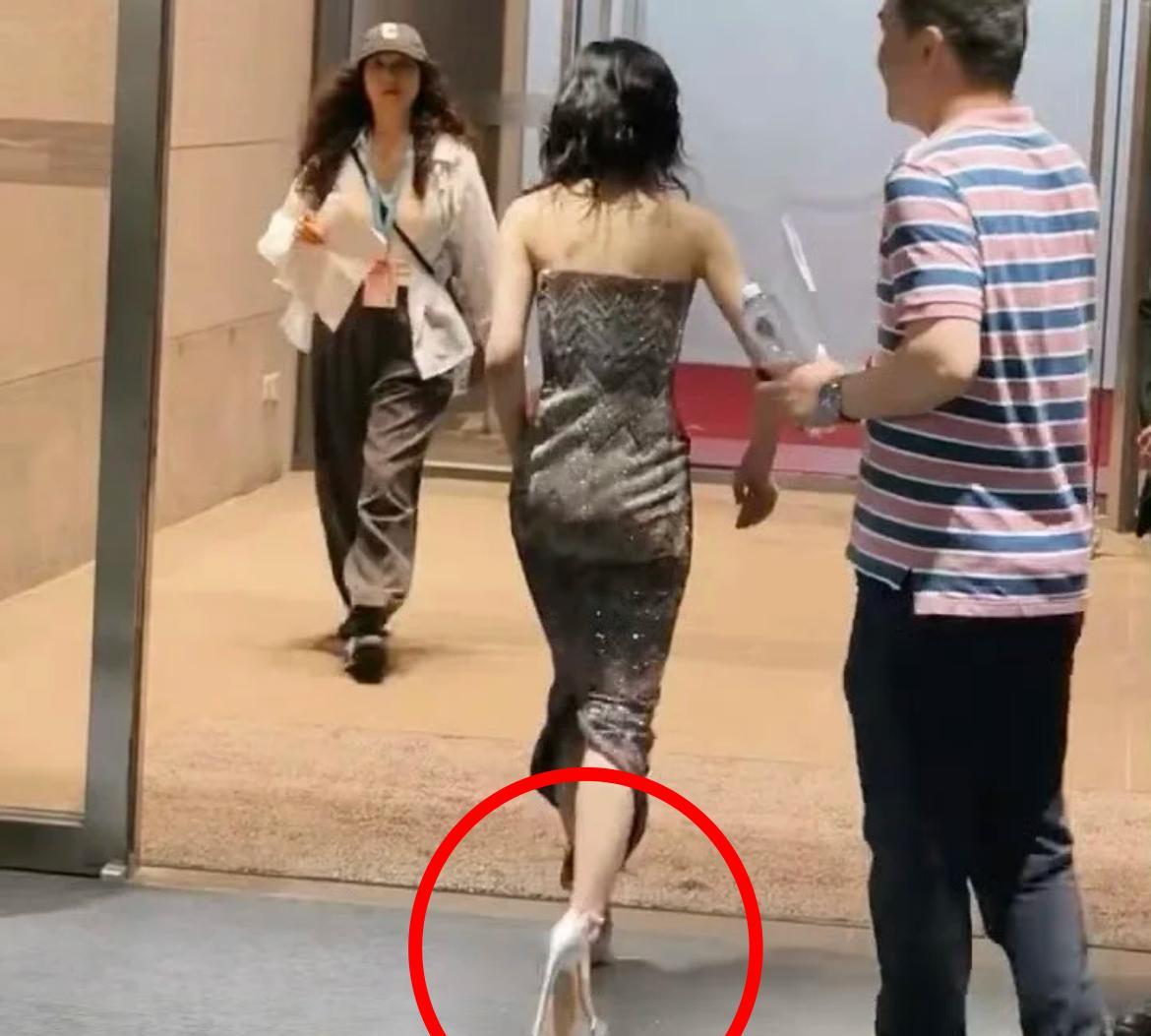 张子枫为什么要穿这么高的高跟鞋？我专门去查了查，原来是为了搭配她穿的礼服。要