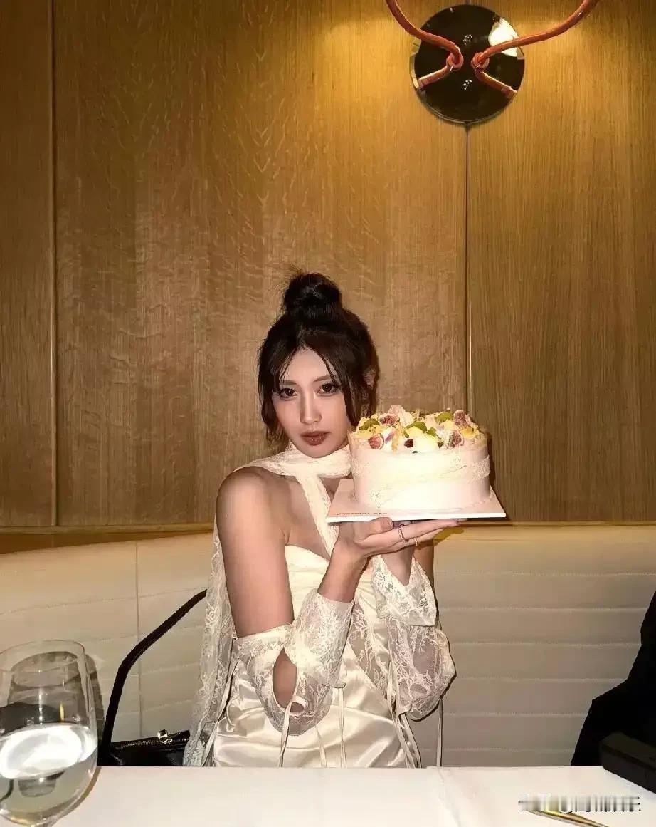 冯小刚养女徐朵庆生美照曝光！白裙高冷惊艳，20岁气质大变3月16日，冯小刚