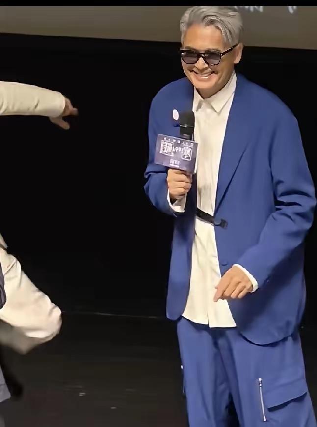 大家有没有发现周润发越来不对劲了！不是他演技退步了，而是整个人的变化肉眼可见。