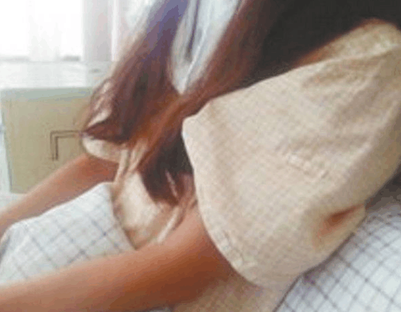 亲生母亲不让孩子喝奶这样做, 丈夫知道了“训斥”道, “没资格”当母亲