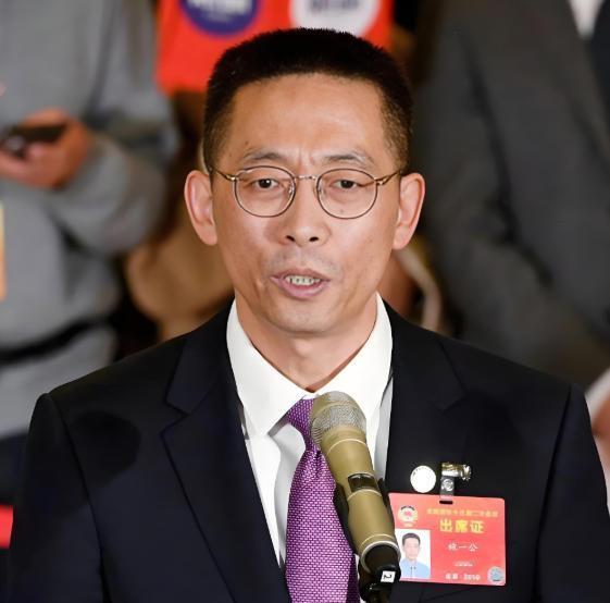 一次国际会议上，一位瑞典教授在谈到中国科技时，露出满脸不屑。时任清华副校长的施一