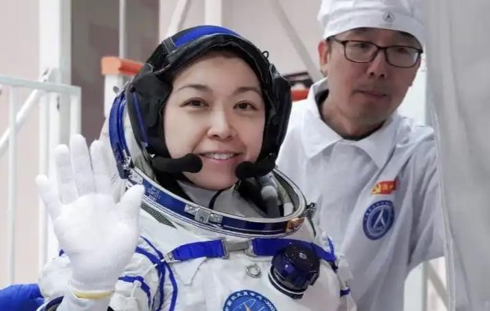 香港黎家盈博士随神舟23号奔赴中国空间站，不知道大家有没有注意到一个细节，以往航
