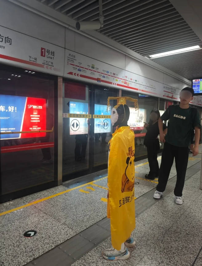 地铁里遇到的，这孩子真敢穿！