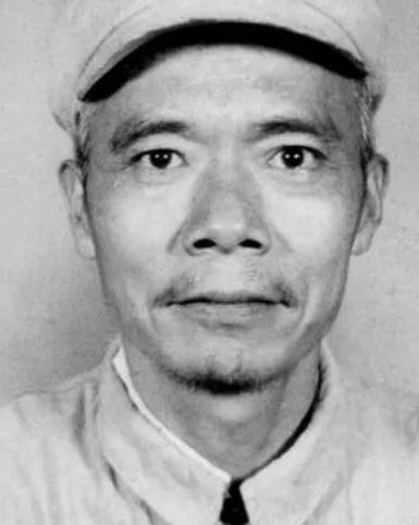 1937年，一地下党正在和邻居喝茶。突然，邻居说：“我看咋向共产党呢？”同志一听