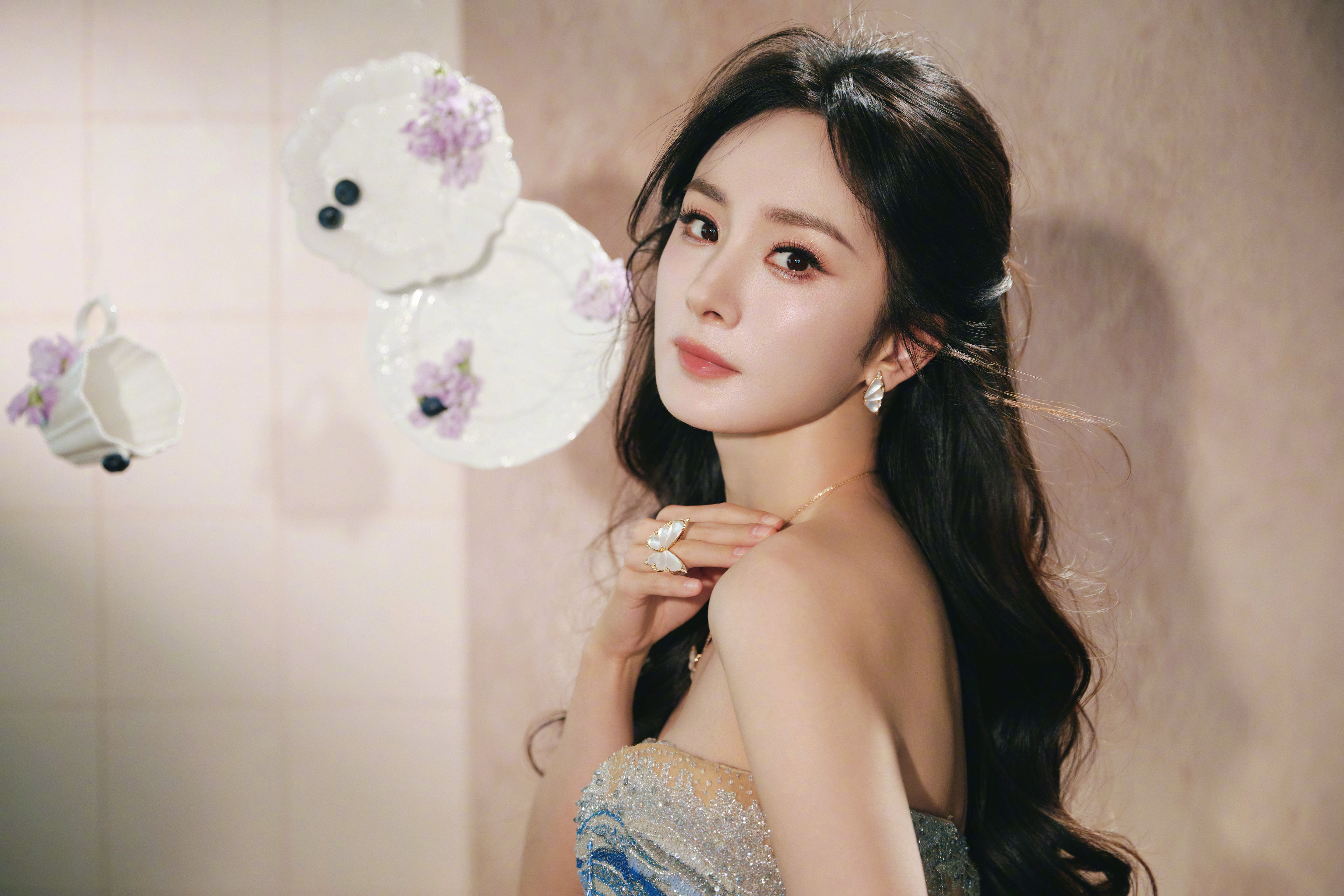 杨幂流光碎钻织就深海涟漪，一步一摇都是藏不住的风情，在复古壁炉前，把温柔与性