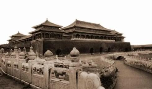 1949年，国家组织了7万人在北京故宫里清理垃圾，耗时整整9个月，清理出了近40
