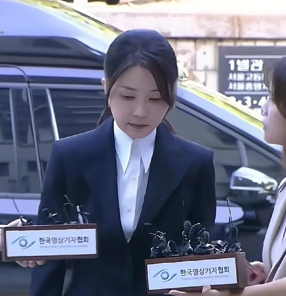 金建希入狱后拒绝进食！据金建希的辩护律师所言，12号晚其被特检组带走，因身体不