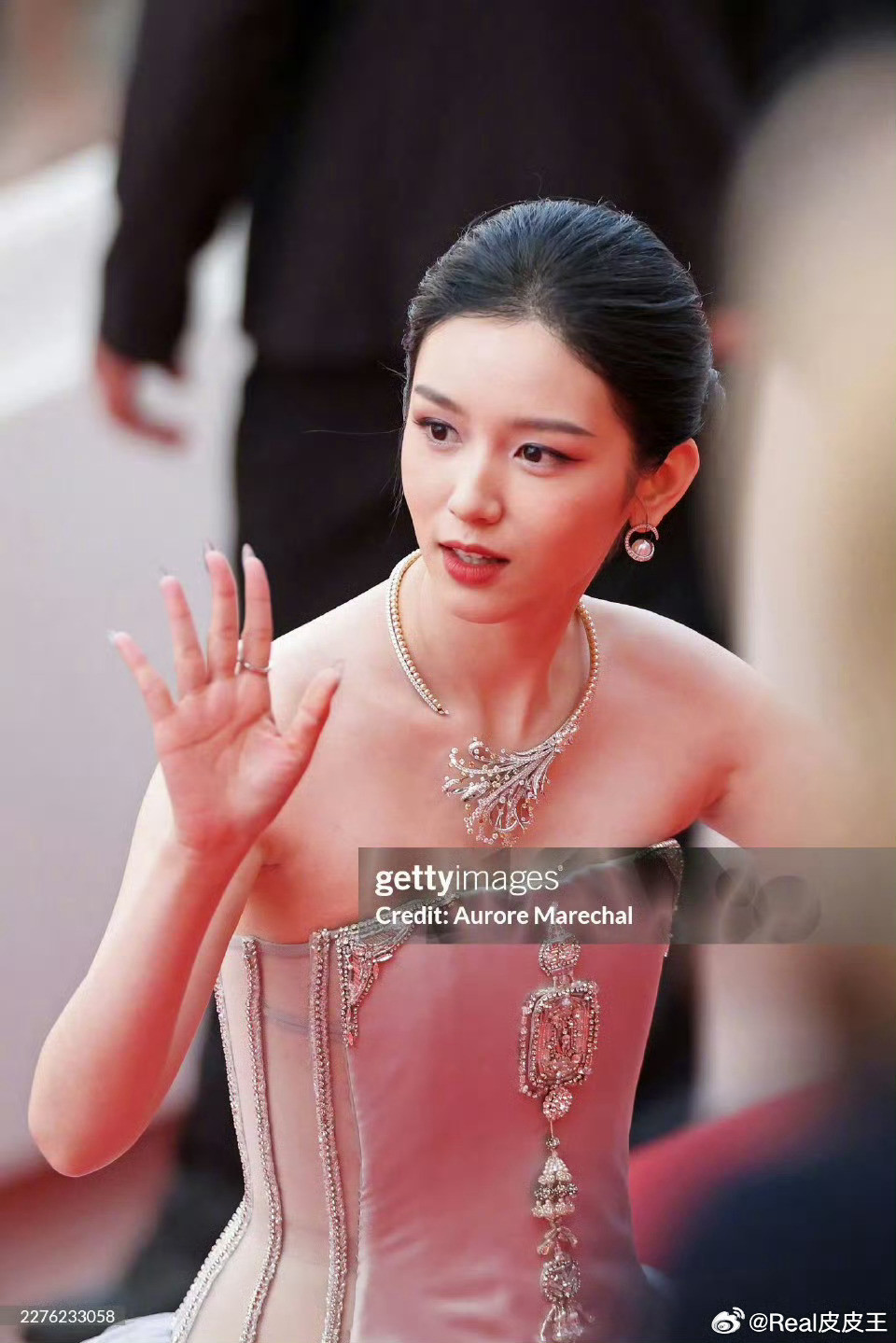 周也的发展本就不如预期，如今，随着恋情曝光，以后要被其他95花彻底甩开了。背靠和