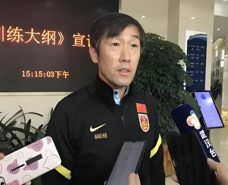 国足竟骋主帅高洪波不递材料不报名，这里面门道可不少。有人说不是他错过机会，也不